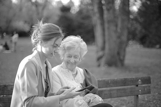 personne âgée téléassistance téléphone