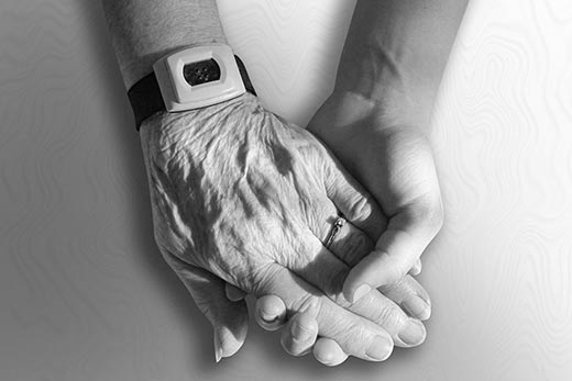 personne âgée téléassistance bracelet